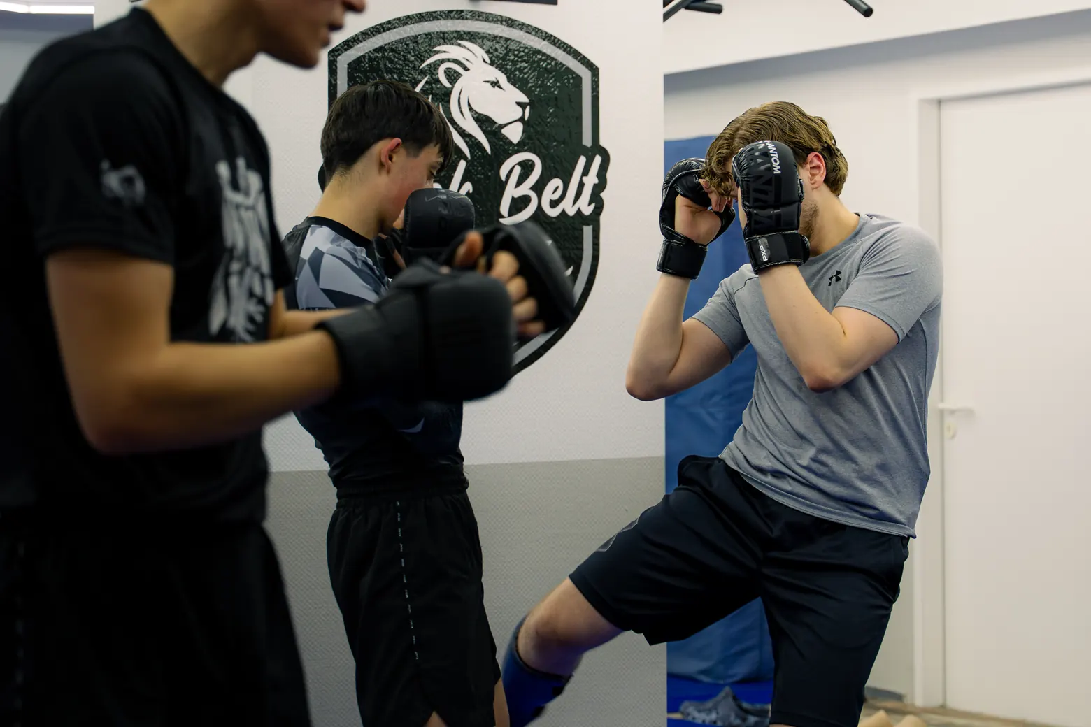 MMA-Training: Partnerübung mit Kniestoß und Deckung