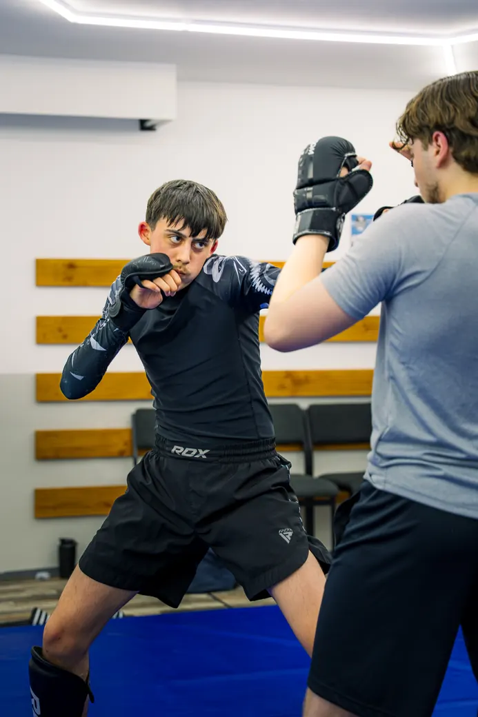 MMA-Training: Junge beim Schlagtraining