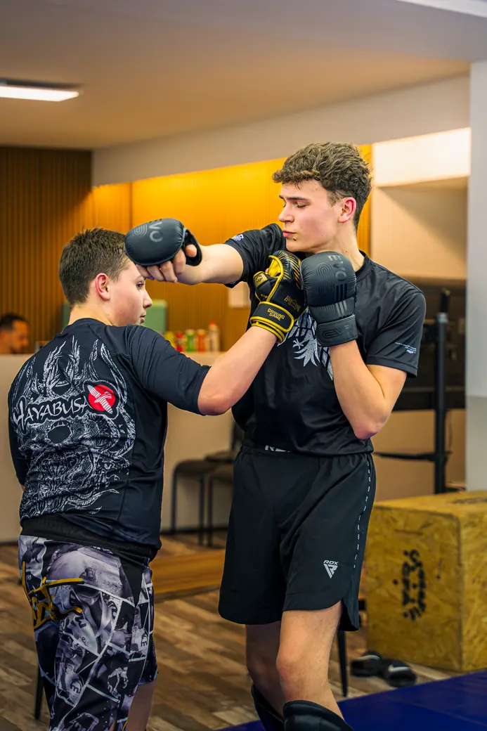 MMA-Training: zwei Jugendliche üben einen Schlag